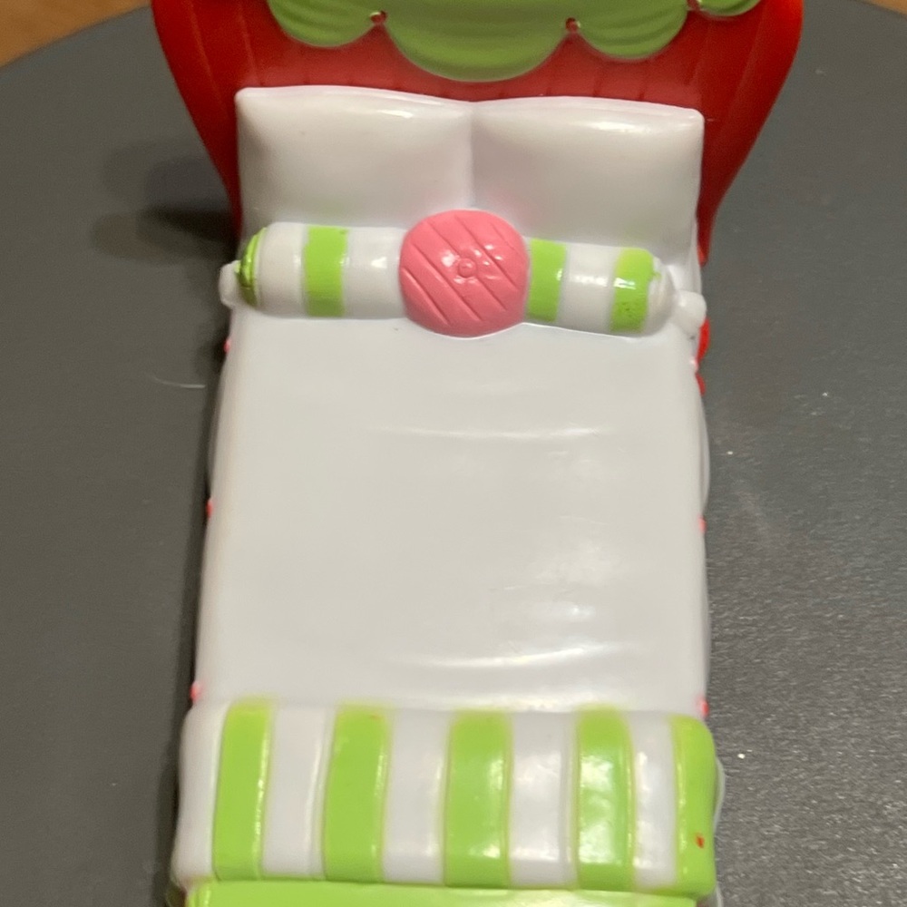 Strawberry Shortcake Doll Bed By Hasbro - Picture 3 of 10